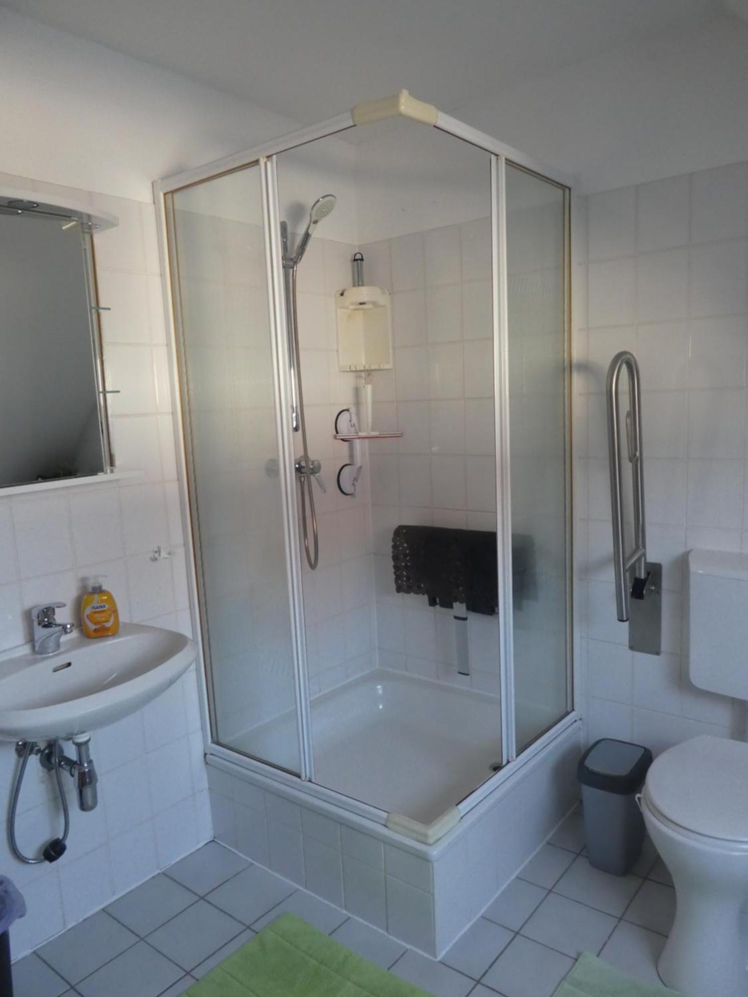 Gaeste-Und Ferienwohnung Magdeburg Alt-Olvenstedt, Zwei Schlafzimmer, Treppenlift, Ruhige Lage, Naehe Klinikum Und Abfahrten A 2 Und A 14 Exterior foto