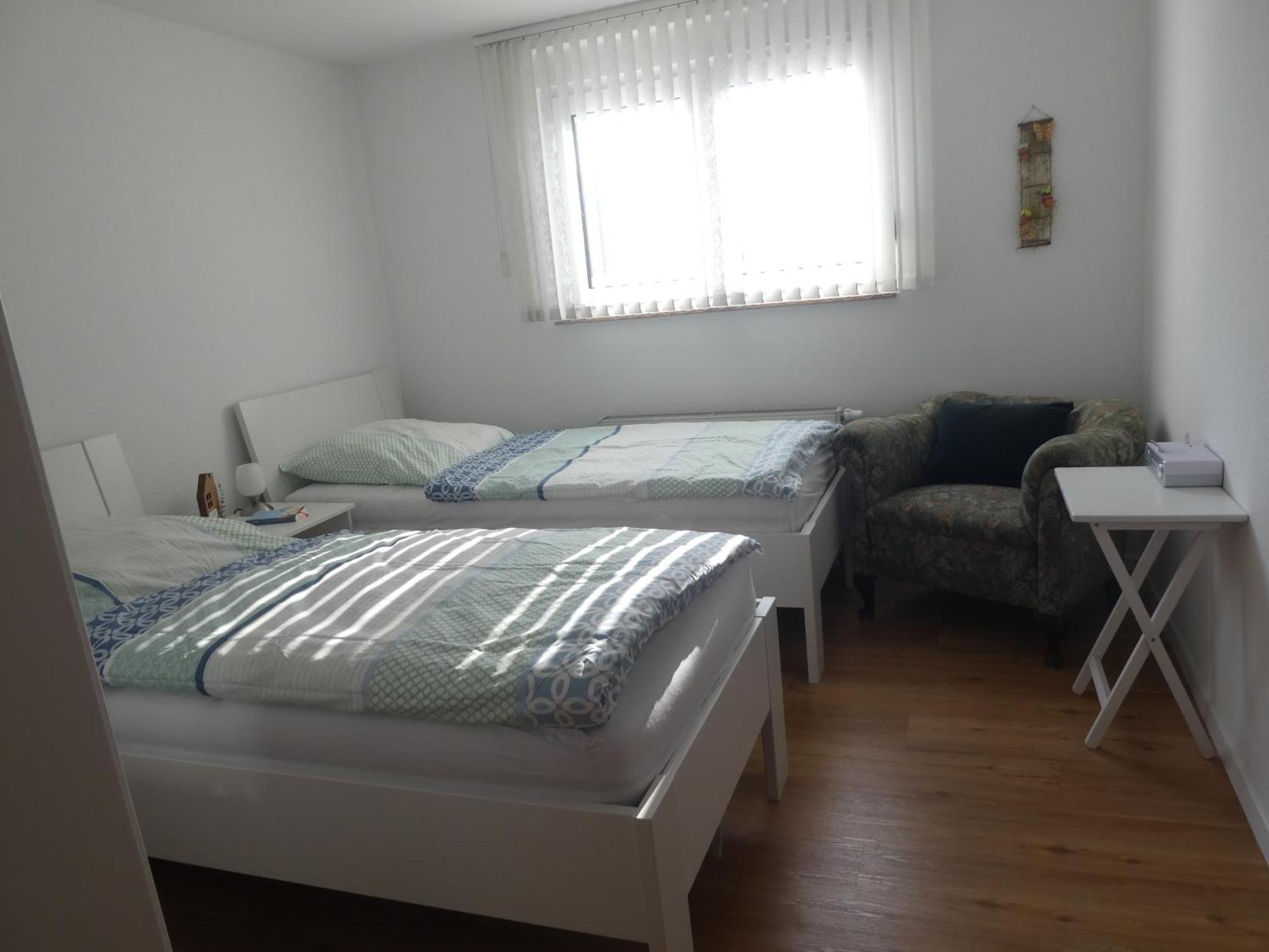 Gaeste-Und Ferienwohnung Magdeburg Alt-Olvenstedt, Zwei Schlafzimmer, Treppenlift, Ruhige Lage, Naehe Klinikum Und Abfahrten A 2 Und A 14 Exterior foto