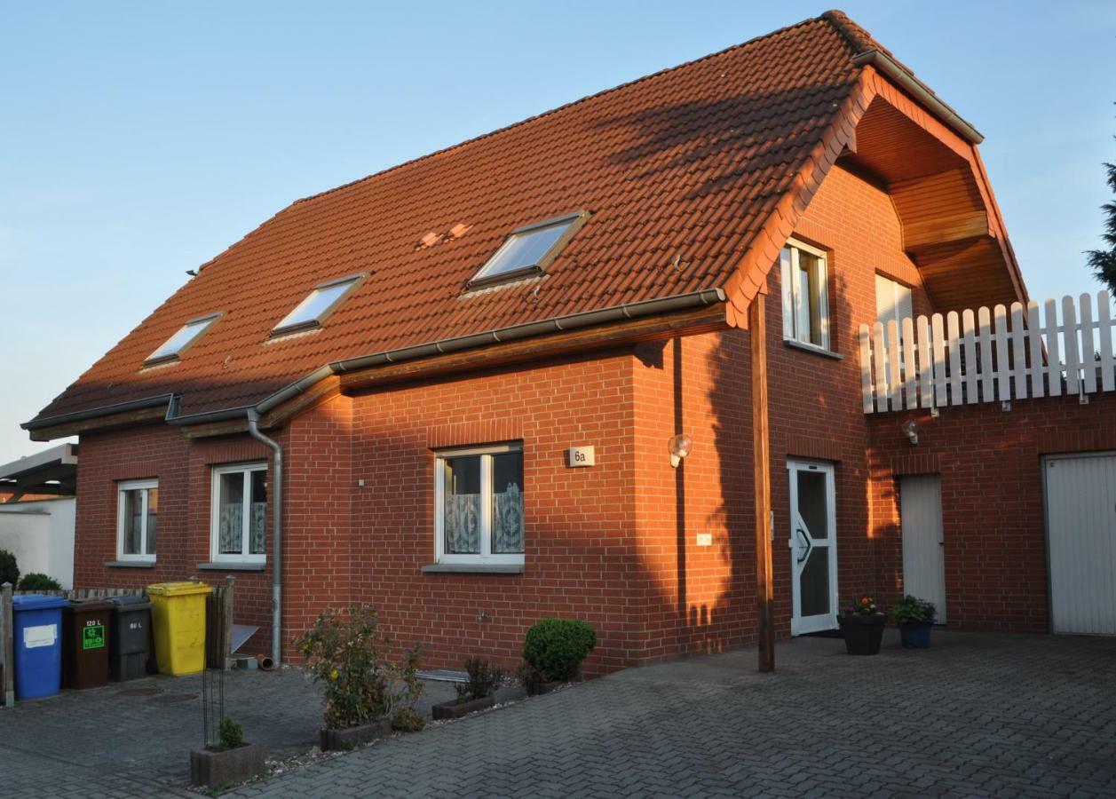 Gaeste-Und Ferienwohnung Magdeburg Alt-Olvenstedt, Zwei Schlafzimmer, Treppenlift, Ruhige Lage, Naehe Klinikum Und Abfahrten A 2 Und A 14 Exterior foto